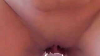 Deutsche MILF mit großer Big-toites spielt mit Dildo