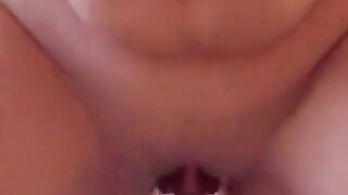 Deutsche MILF mit großer Big-toites spielt mit Dildo