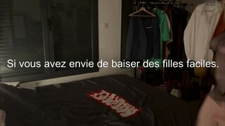 Une belle femme a forte poitrine se masturbe et s'empiffre de sextoys