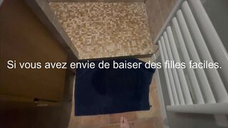 Une brune veut lui faire une branlette espagnole dans la douche