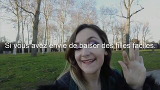 Francaise s'exhibe en se masturbant dans un parc avec un gode