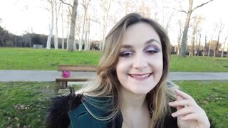 Francaise s'exhibe en se masturbant dans un parc avec un gode