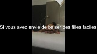 Il regarde sa femme coucher avec un gros homme noir