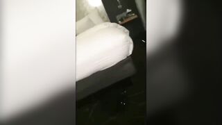 Il regarde sa femme coucher avec un gros homme noir