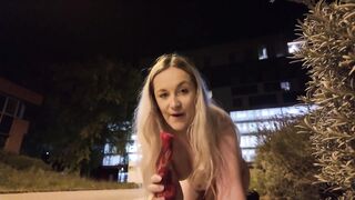 La francaise Louise se masturbe avec son godemiche dans la rue