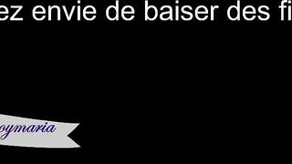 Teen montre son joli corps nu devant la webcam