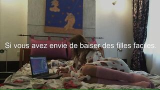 Teen se masturbe en visionnant un film porno