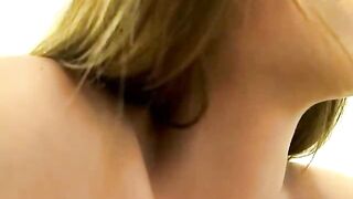 Belle femme aux gros seins joue avec elle meme nue sur webcam