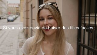 Cassandra montre ses beaux seins en marchant dans les rues