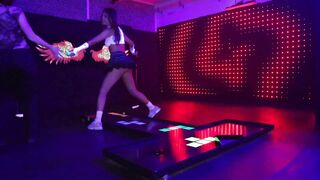 Ellis est alle jouer au mini golf et se met a poil