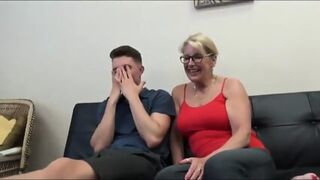 Mutter Und Sohn Vaageln Beim Fernsehen - Madam Andrea