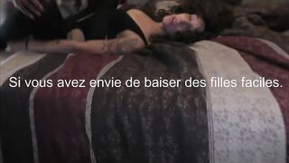 Superbe femme aux cheveux boucles ecarte les jambes pour un homme noir