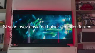 Un homme regarde un film pendant que sa femme lui suce la queue