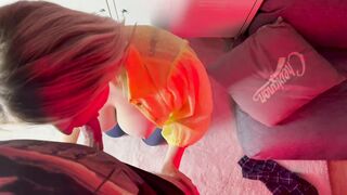 Un homme regarde un film pendant que sa femme lui suce la queue