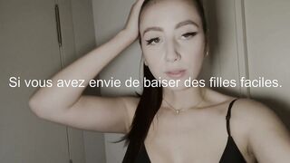 Une fille en chaleur est excitee lorsqu'un penis est pointe sur elle