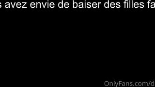 Avec ses grands yeux, elle s'offre une bonne fellation solo au gode