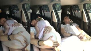 Couple excite faisant du sexe risque et une pipe en voiture dans la circulation publi