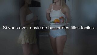 Il invite deux filles et les baise dans la cuisine