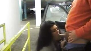 Deutscher Amateur-Blowjob im Parkhaus
