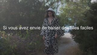 Alissa se promene sur la cote, les seins a l'air