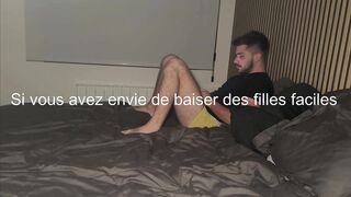 Teen francaise eveille l'attention de son mec pour la baiser