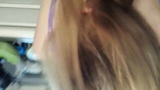 Douce blonde amateur aime la bite noire