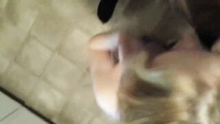 Douce blonde amateur aime la bite noire