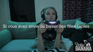 Gameuse se fait baiser pendant une partie en ligne