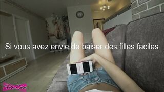 Sa petite amie en short surprise en pleine masturbation avec un gode