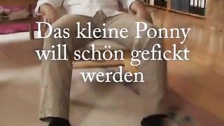German Amateur mit kleinem Pony