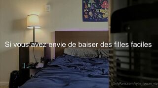 Jolie jeune rousse se deshabille et se caresse la chatte