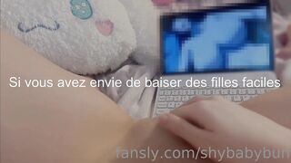 Regarder un porno hentai tout en doigtant sa chatte en POV