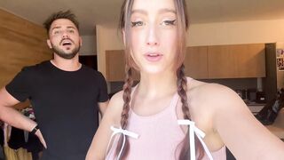 Son petit ami lui propose de le sucer le penis pour montrer aux fans