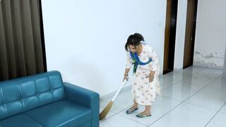 The maid used to steal in the boss's house