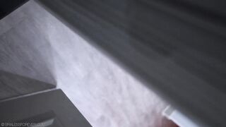 Tout ce qu'elle a a faire, c'est de sucer des bites et de se toucher