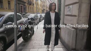 Une femme a la poitrine genereuse s'exhibe dans un parc