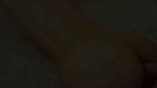 Fille aux petits seins baisee avec une capote dans le porn amateur