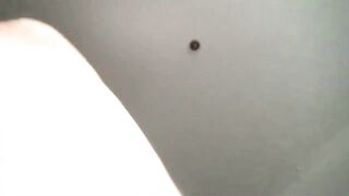 Un couple dans une cabine d'une piscine publique se donne du plaisir