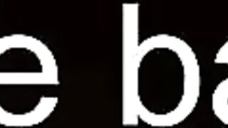 Une fille emo veut le sucer jusqu'a ce qu'elle le voie jouir sur elle