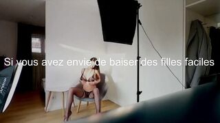 Une ravissante brune mature en train de baiser devant la camera