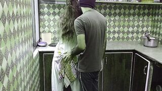 Indian Desi Aunty kitchen mai kam kr rahi thi pati ny a k Gand pakar li aur Bohat Chudai ki Gand phar d Hindi Audio Xxxxx Sex