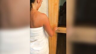 Il invite une belle brune mature a baiser dans un spa public