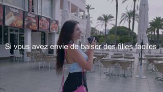 Mathilda prend le risque de se promener nue a l'exterieur en ville