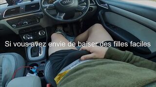 Petite amie portant une jolie robe adore faire l'amour dans la nature