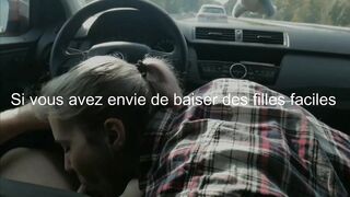 Une femme salope avale le sperme d'un inconnu alors qu'il conduit une voiture