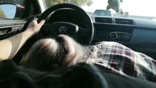 Une femme salope avale le sperme d'un inconnu alors qu'il conduit une voiture