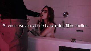 Dans la baignoire elle commence a sucer et finit par se faire baiser