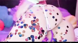 Pour etre encore plus excitee, cette femme prend son pied en webcam