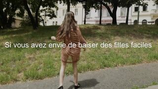 Sirena se rend a la riviere en montrant ses magnifiques seins