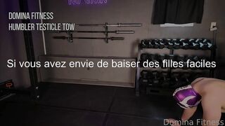 Son soumis fait le tour du gym avec les couilles attachees
